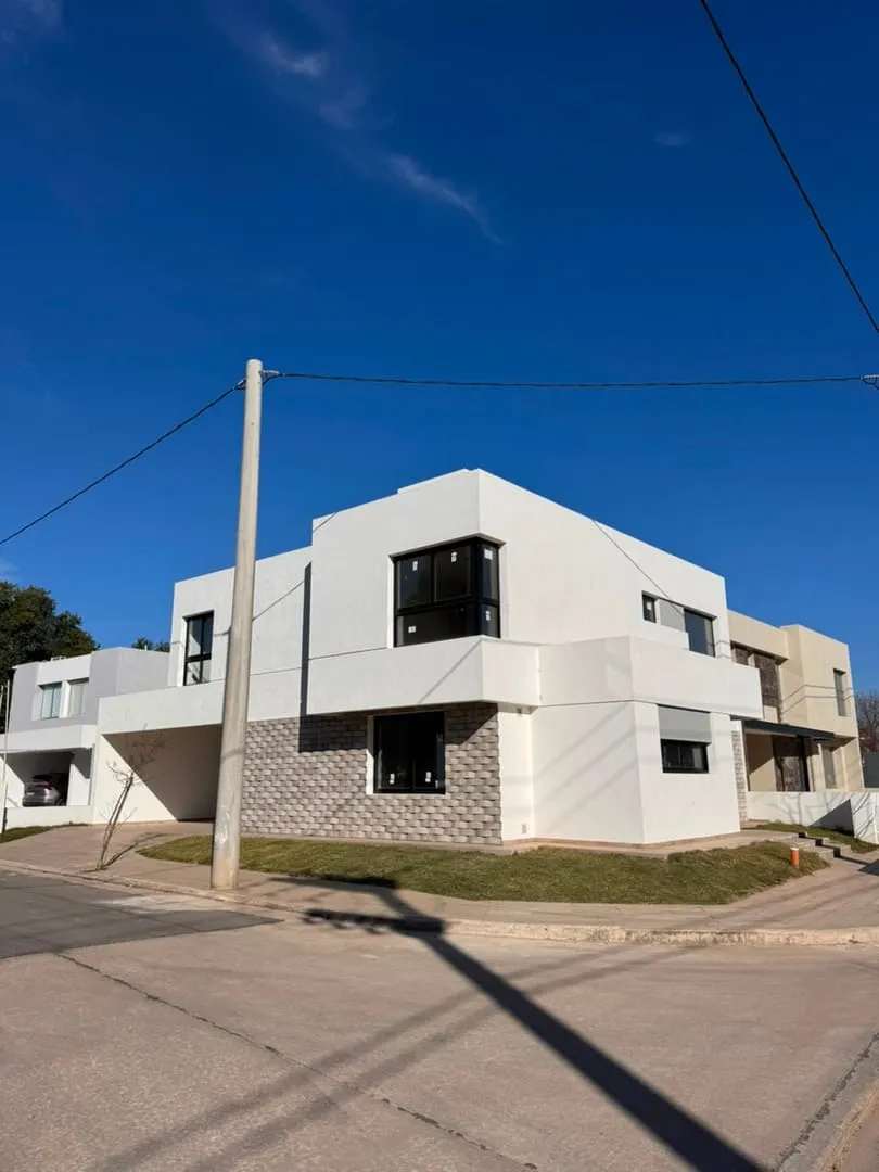CASA A ESTRENAR APTA CREDITO JARDIN DE LAS TEJAS, B° c/seguridad