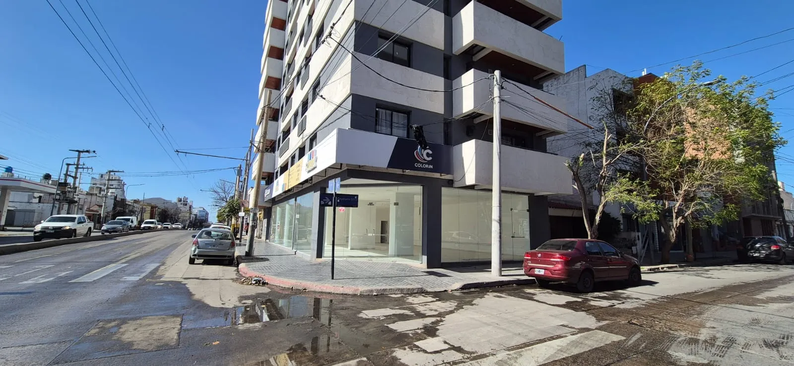 ALQUILO LOCAL DE 224 M2 EN COLON Y CAYETANO SILVA ,TODO VIDRIADO ,CON BAÑO