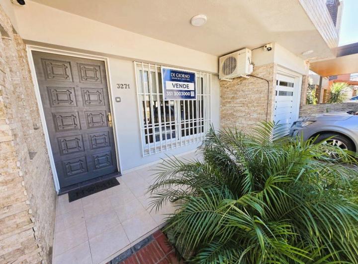 Casa · 138m² · 8 Ambientes · 1 Cochera