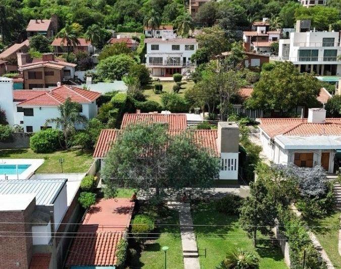 Casa · 250m² · 7 Ambientes · 1 Cochera