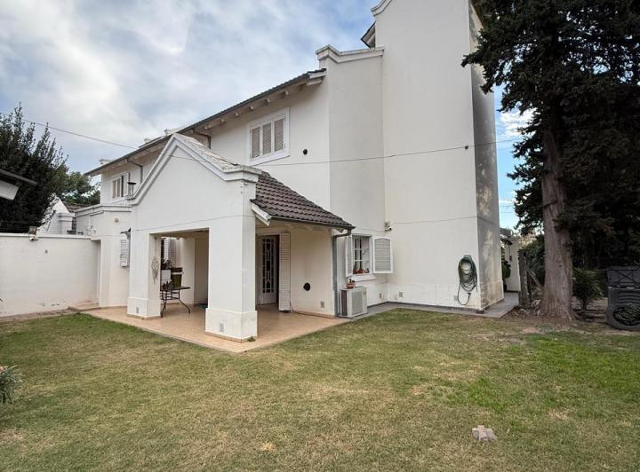 Casa · 223m² · 8 Ambientes