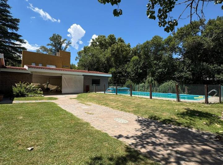 Casa · 233m² · 3 Ambientes · 3 Cocheras