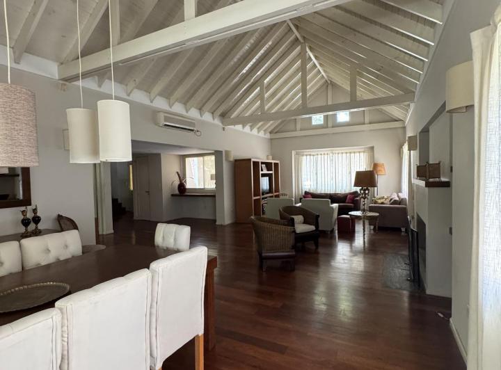 Casa · 330m² · 6 Ambientes · 2 Cocheras