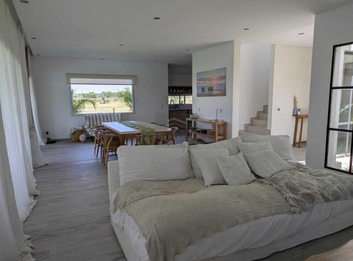 Casa · 210m² · 5 Ambientes · 4 Cocheras