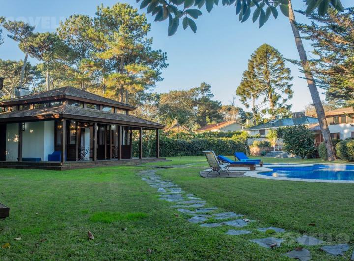 Casa · 339m² · 5 Ambientes · 2 Cocheras