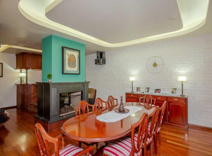 Casa · 300m² · 5 Ambientes · 2 Cocheras