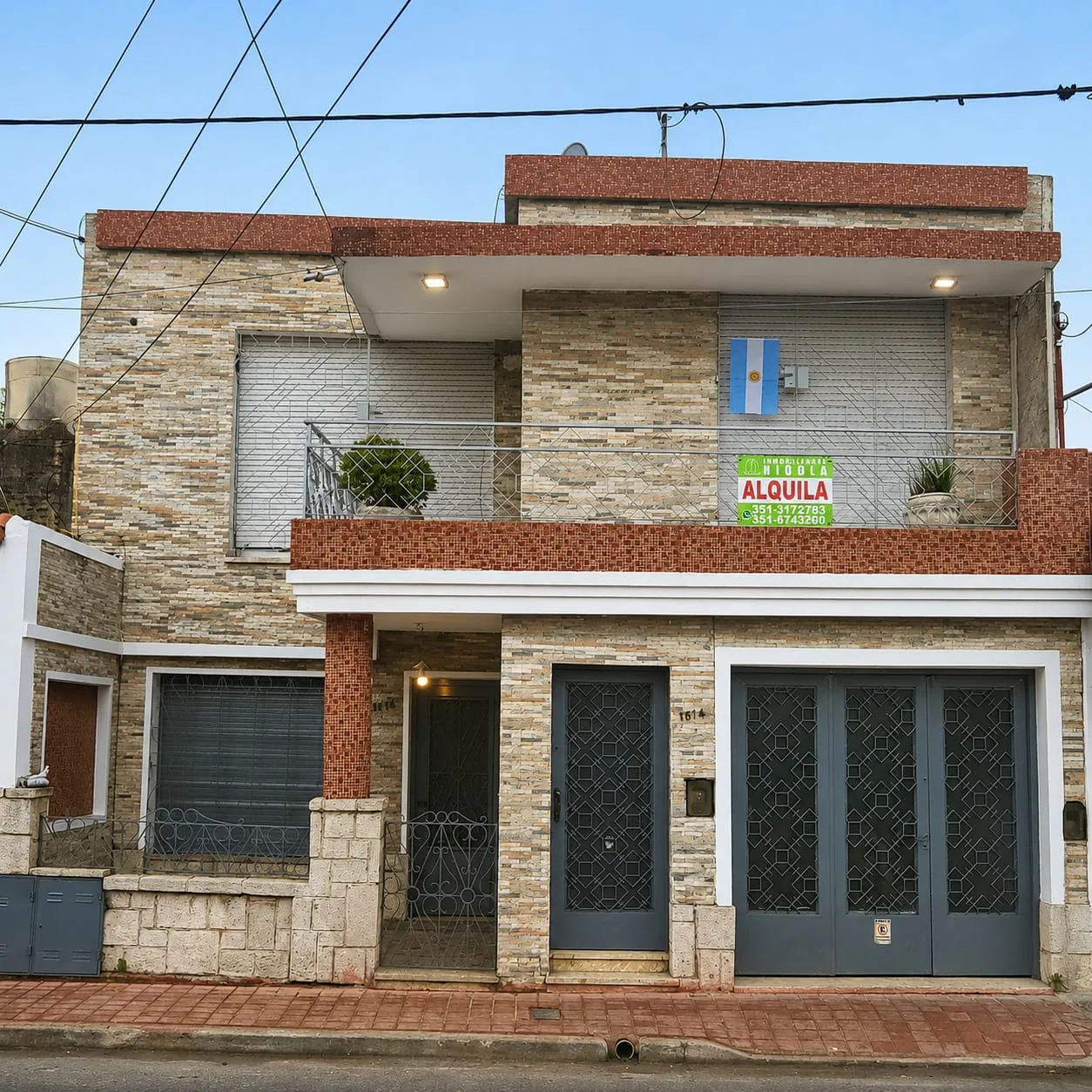 CASA CERCA DE NVO CENTRO SHOPPING. 2 DORMITORIOS, COCHERA Y PATIO