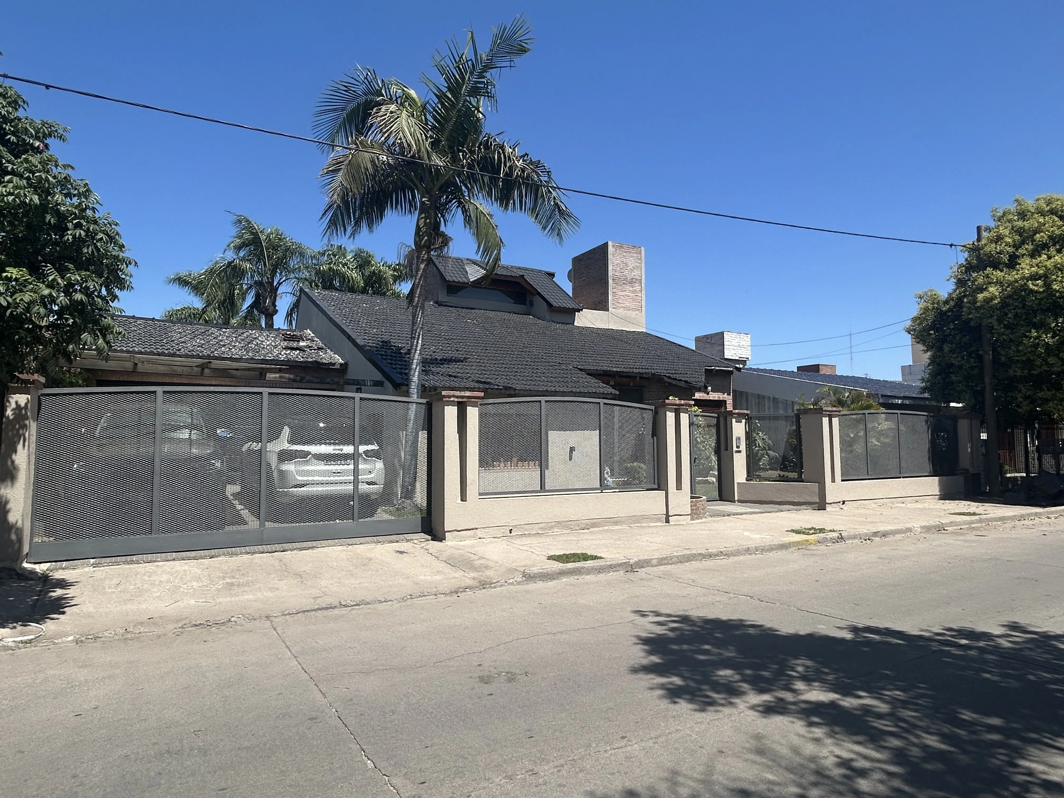 Vendo casa de cuatro  dormitorios, de categoria. Excelente ubicación.
