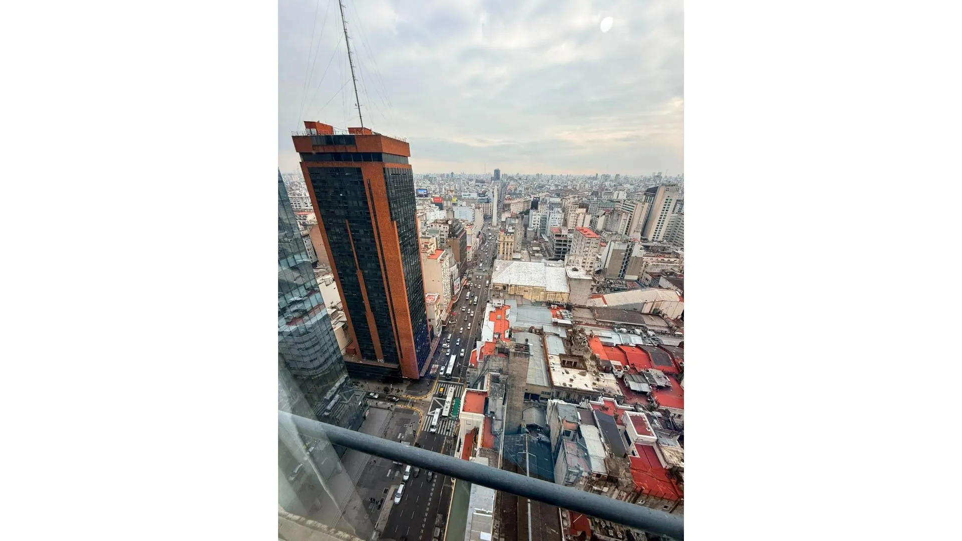 Excelente vista a la ciudad piso 26 + Cochera
