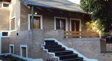 EXCELENTE CASA EN VENTA - VILLA CENTENARIO - 3 DORM - GARAGE DOBLE - PILETA