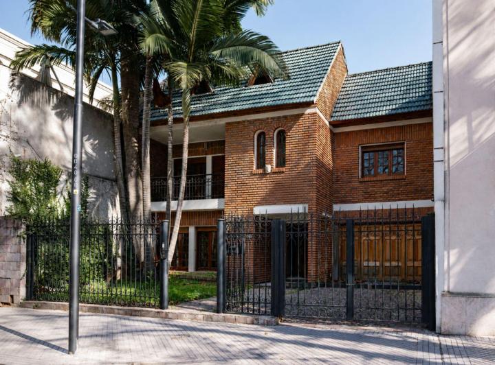 Casa · 600m² · 8 Ambientes · 3 Cocheras