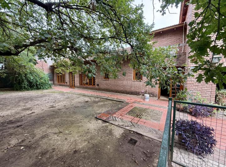 Casa · 355m² · 8 Ambientes · 2 Cocheras