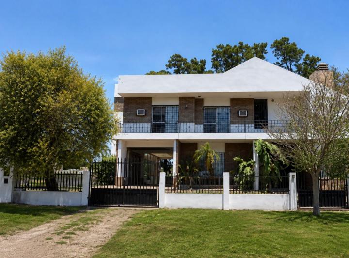 Casa · 225m² · 8 Ambientes · 1 Cochera
