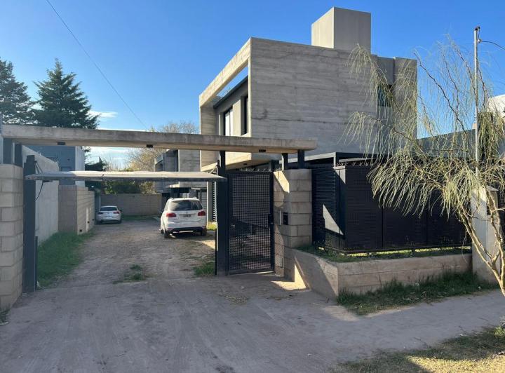 Casa · 120m² · 3 Ambientes · 2 Cocheras