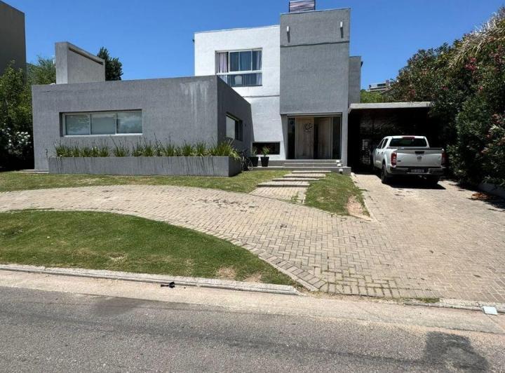 Casa · 550m² · 6 Ambientes · 2 Cocheras