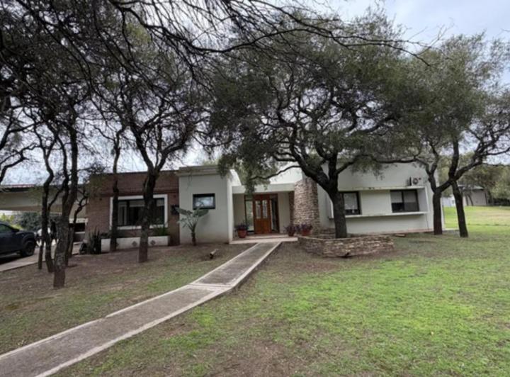 Casa · 240m² · 1 Ambiente · 2 Cocheras