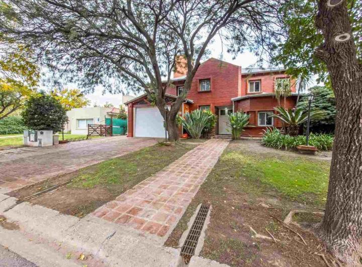 Casa · 432m² · 6 Ambientes · 2 Cocheras