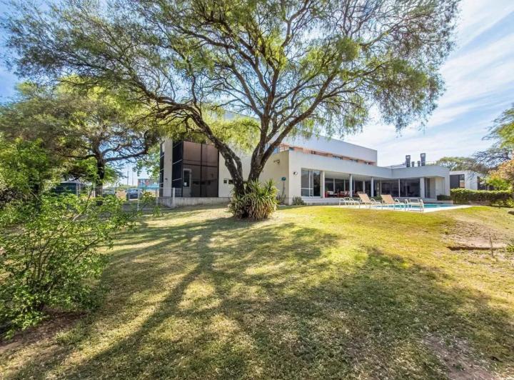 Casa · 638m² · 1 Ambiente · 5 Cocheras