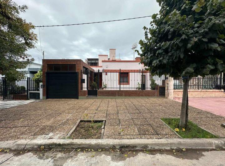 Casa · 163m² · 8 Ambientes · 1 Cochera