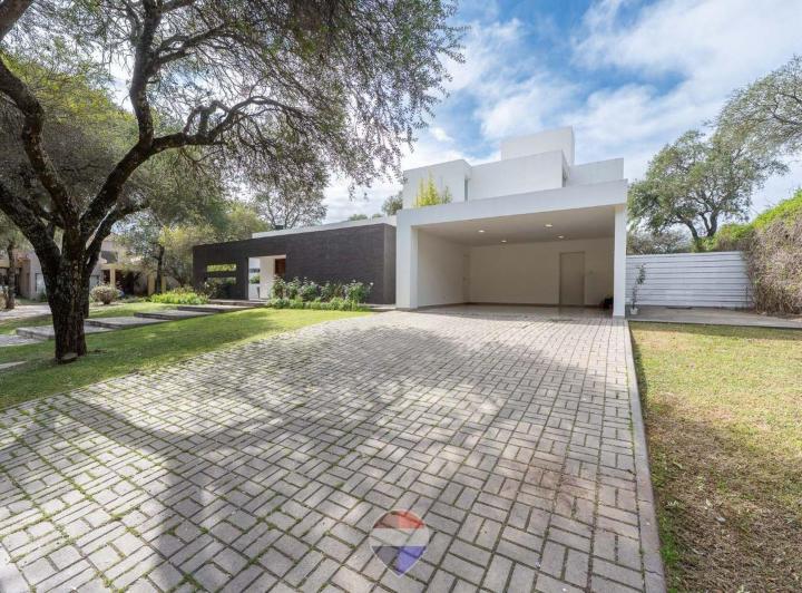 Casa · 365m² · 5 Ambientes · 2 Cocheras