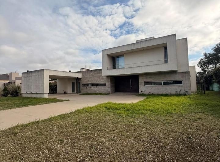 Casa · 392m² · 5 Ambientes · 2 Cocheras