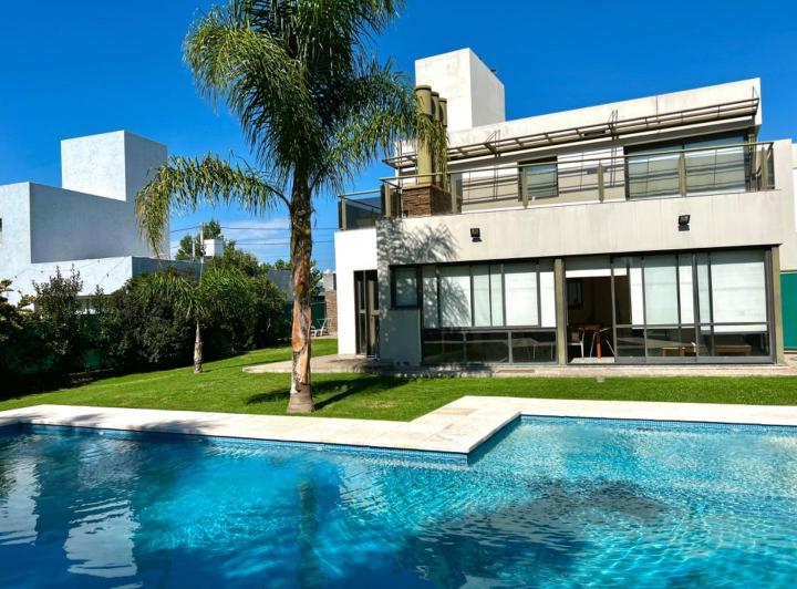 Casa · 270m² · 5 Ambientes · 2 Cocheras