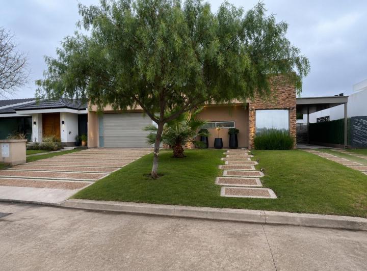 Casa · 220m² · 6 Ambientes · 5 Cocheras