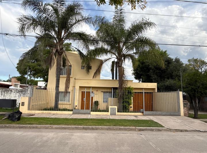 Casa · 228m² · 4 Ambientes · 2 Cocheras