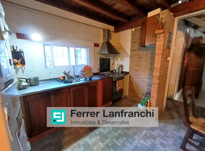 Casa · 230m² · 7 Ambientes · 1 Cochera