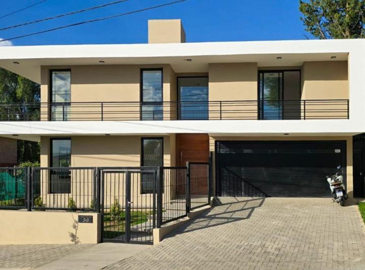 Casa · 356m² · 7 Ambientes · 2 Cocheras