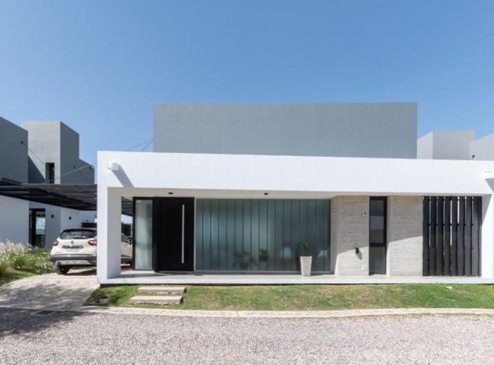Casa · 200m² · 8 Ambientes · 2 Cocheras