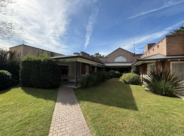 Casa · 650m² · 6 Dormitorios · 3 Cocheras