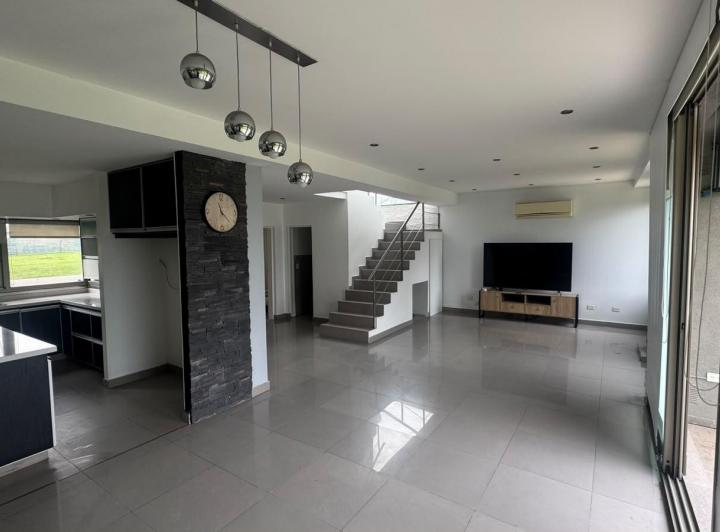 Casa · 250m² · 5 Ambientes · 2 Cocheras