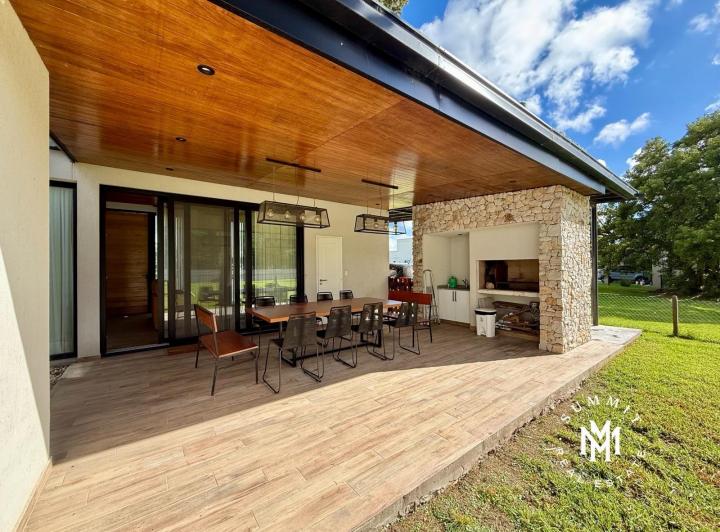 Casa · 180m² · 4 Ambientes · 2 Cocheras
