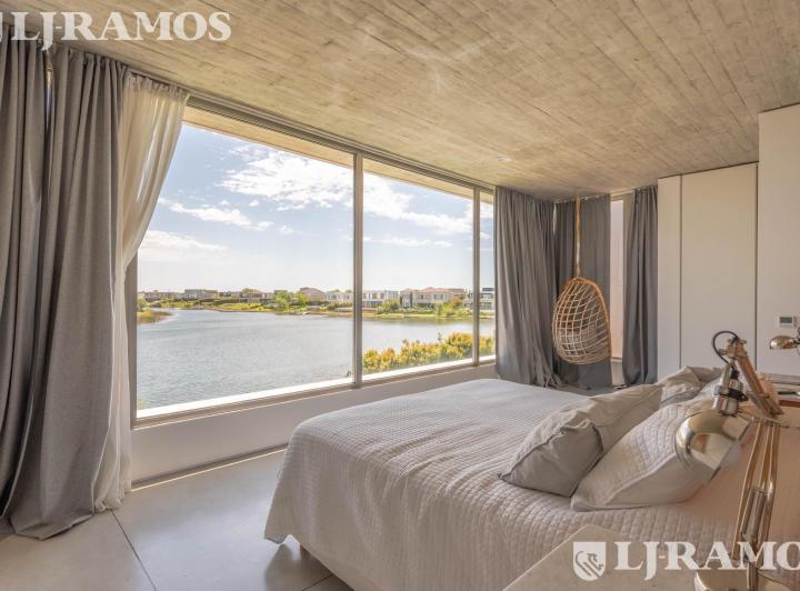 Casa · 282m² · 5 Ambientes · 6 Cocheras