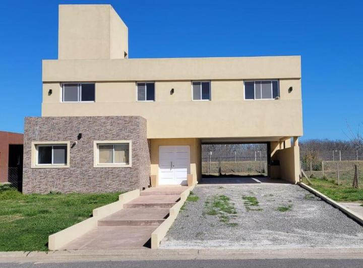 Casa · 175m² · 5 Ambientes · 2 Cocheras