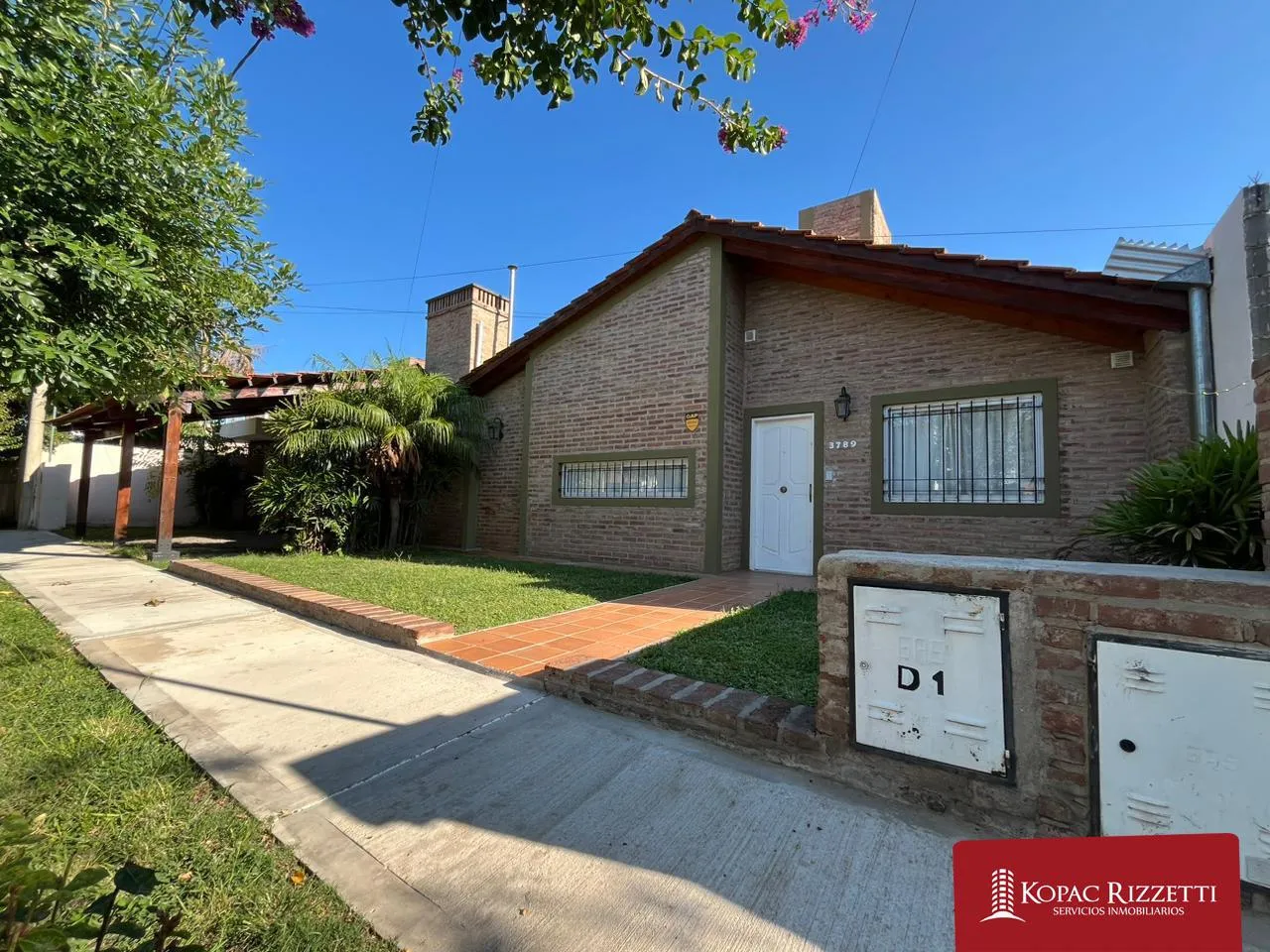 NUEVO POETA LUGONES (AZOR GRIMAUT 3789) - VENTA CASA 3 D CON DEPARTAMENTO DE 2 D...