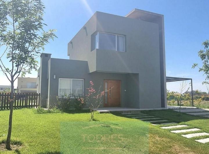 Casa · 200m² · 5 Ambientes · 2 Cocheras