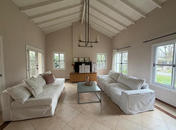 Casa · 220m² · 5 Ambientes · 3 Cocheras