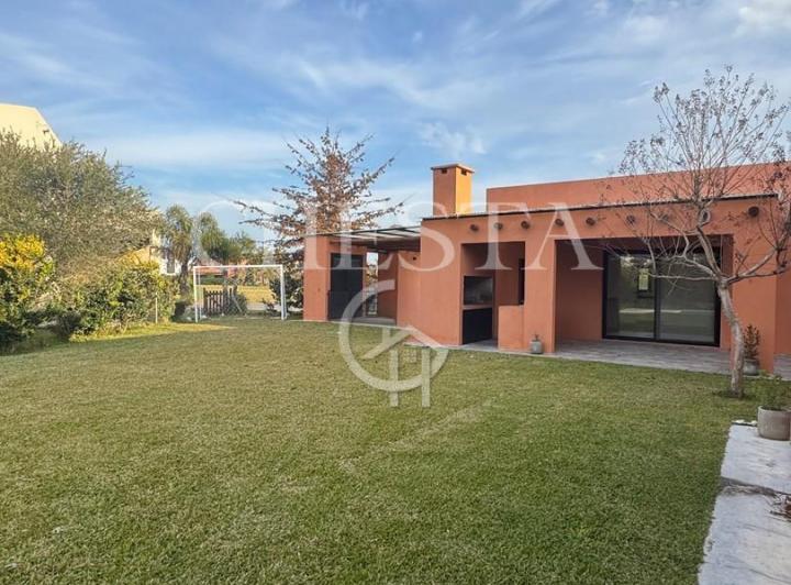 Casa · 228m² · 5 Ambientes · 1 Cochera
