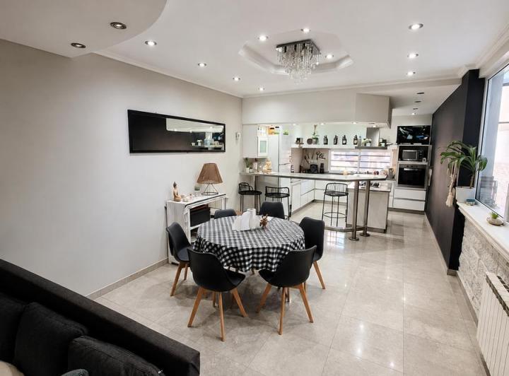 Casa · 450m² · 7 Ambientes · 1 Cochera