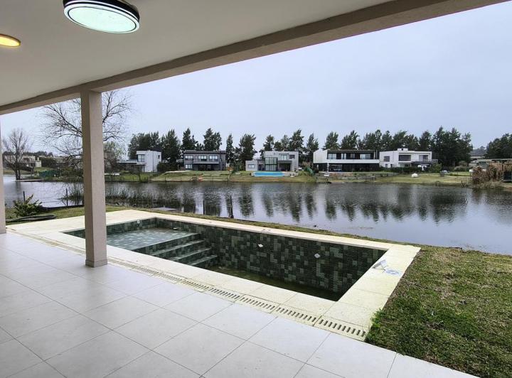 Casa · 155m² · 4 Ambientes · 4 Cocheras