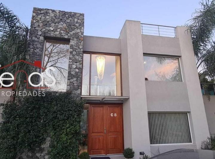 Casa · 300m² · 6 Ambientes · 4 Cocheras