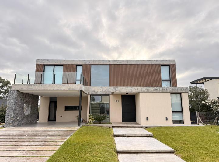 Casa · 290m² · 5 Ambientes · 2 Cocheras