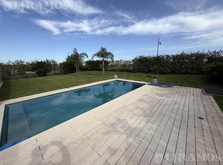 Casa · 230m² · 5 Ambientes · 2 Cocheras
