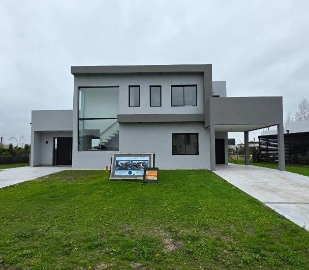 Casa · 210m² · 5 Ambientes · 6 Cocheras