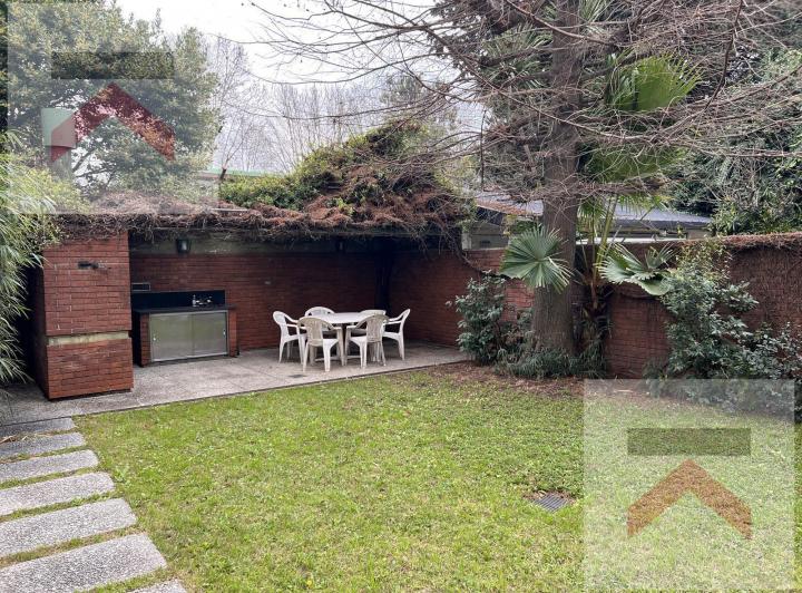 Casa · 323m² · 8 Ambientes · 2 Cocheras