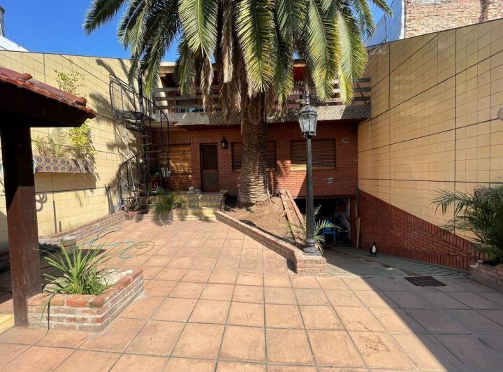 Casa · 241m² · 5 Ambientes · 2 Cocheras