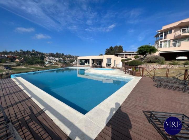 Casa · 177m² · 6 Ambientes · 2 Cocheras