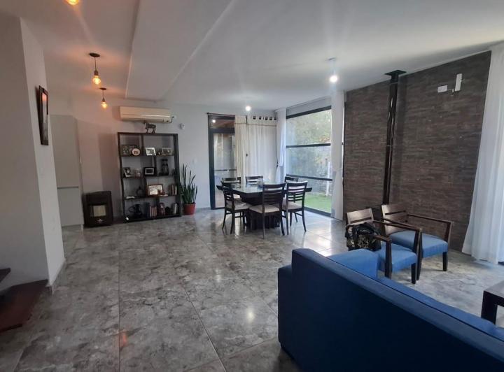 Casa · 490m² · 5 Ambientes · 2 Cocheras